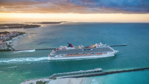 Cruiseschip Vertrekt Vanaf Miami Port Bij Zonsondergang Vanuit Lucht Gezien — Stockfoto