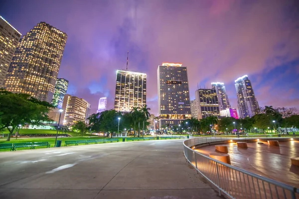 Skyline Nocturno Del Centro Miami Desde Bayfront Park Florida — Foto de Stock