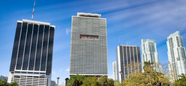 Florida 'da güneşli bir günde Biscayne Bulvarı boyunca Miami' de gökdelenler