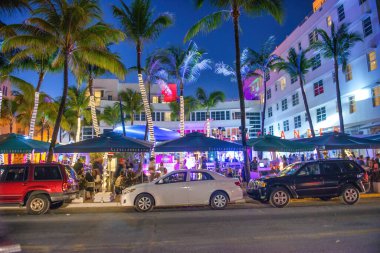 MIAMI BEACH - 28 Şubat 2016: Restoranları ve trafiği olan Okyanus Bulvarı Işıkları.