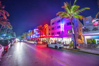 MIAMI BEACH - 28 Şubat 2016: Restoranları ve trafiği olan Okyanus Bulvarı Işıkları.