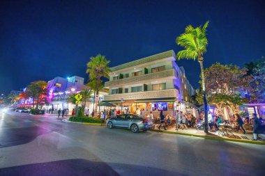 MIAMI BEACH, FL - 28 Şubat 2016: Okyanus Bulvarı barları ve gece trafiği.