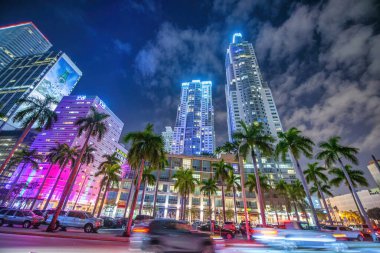MIAMI, FL - 27 Şubat 2016: Bayfront Park 'tan Miami şehir merkezinin gece ışıkları.