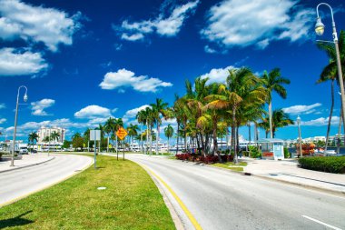 BATI PALM BEACH, FL - Şubat 2016: Göl boyunca güneşli bir günde şehir trafiği.