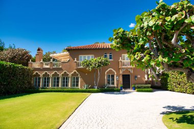 PALM BEACH, FL - 15 Şubat 2016: Okyanus Bulvarı boyunca güzel binalar ve bitkiler.