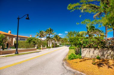 PALM BEACH, FL - 15 Şubat 2016: Okyanus Bulvarı boyunca güzel binalar ve bitkiler.