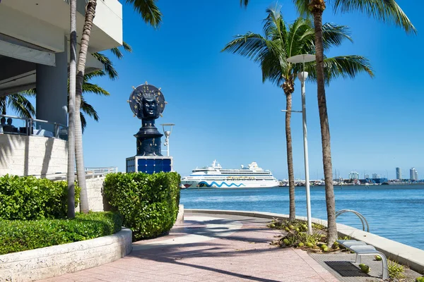 Miami Febrero 2016 Miami Riverwalk Soleado Día Invierno Florida — Foto de Stock