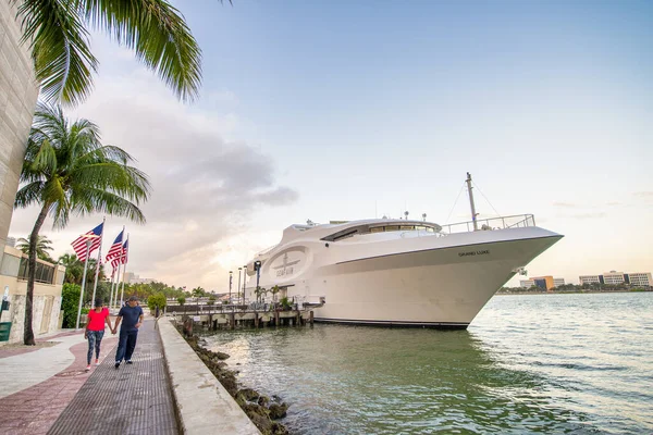 Miami Fevereiro 2016 Turistas Caminham Longo Miami Riverwalk — Fotografia de Stock