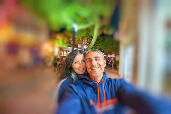 Feliz Casal Desfrutar Noite Vida Tomando Selfie — Fotografia de Stock