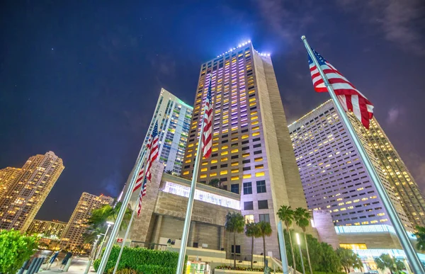 迈阿密市中心的摩天大楼从海湾公园在晚上 — 图库照片