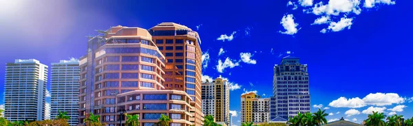 Edifici West Palm Beach Cielo Soleggiato Blu — Foto Stock