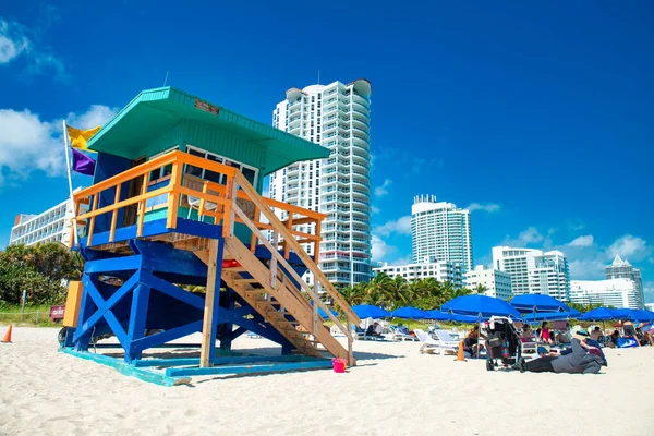 Miami Beach Fevereiro 2016 Turistas Moradores Desfrutam Dia Praia — Fotografia de Stock