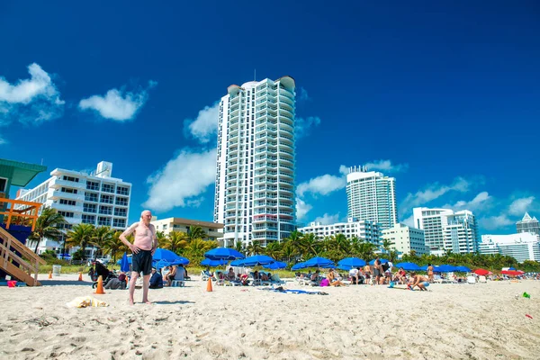 Miami Beach Febrero 2016 Turistas Locales Disfrutan Día Playa — Foto de Stock