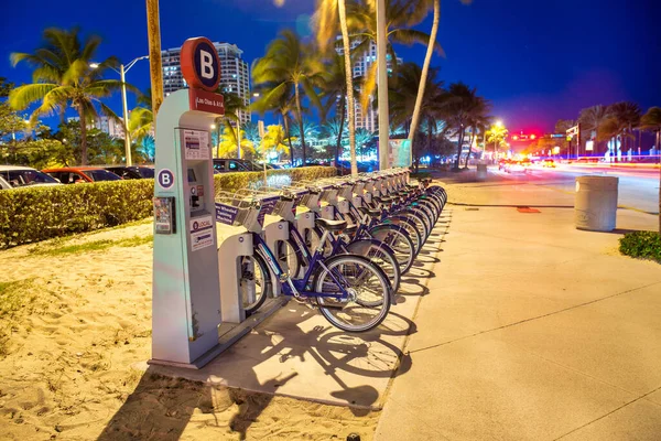 Fort Lauderdale Φεβρουαριοσ 2016 Σταθμός Ενοικίασης Ποδηλάτων Νύχτα — Φωτογραφία Αρχείου