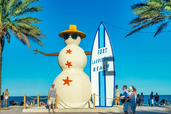 Fort Lauderdale Februar 2016 Riesenschneemann Strand Mit Surfbrett — Stockfoto