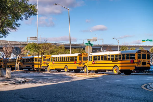 Fila Ônibus Escolares Amarelos Estacionados Linha — Fotografia de Stock