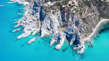 Güzel güney İtalya kıyı şeridinin aşağı doğru manzarası. Capo Vaticano, Calabria. Yaz mevsiminde İHA 'dan genel panorama