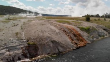 Yellowstone Ulusal Parkı 'ndaki Midway Gayzer Havzası' nda hava manzarası