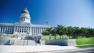 Güzel bir yaz gününde Salt Lake City 'deki Capitol Binası' na Amerikan ve Utah eyalet bayrakları sallanıyor.