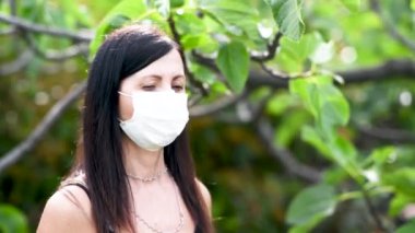 Bahçede maske takan dört kadın antrenman yapıyor. Koronavirüs salgını sırasında dışarıda egzersiz. Sağlıklı kadın.