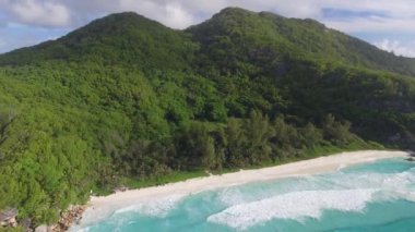 Seyşeller 'deki La Digue Adası' ndaki Büyük Anse 'nin muhteşem hava manzarası. Okyanus ve orman
