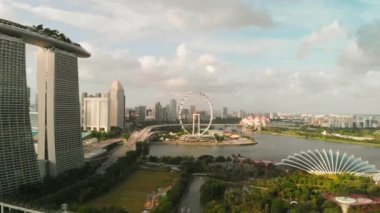 ŞARKI - 3 HAZİRAN 2020: Marina Körfezi Parkı ve City Skyline 'ın İHA hava görüntüsü