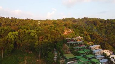 Phi Phi Don evleri ve günbatımında bitki örtüsünün insansız hava görüntüsü - Tayland