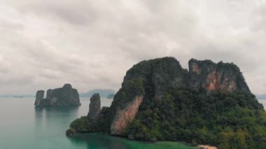 Phuket Adaları Takımadaları, Tayland. Bulutlu bir günde dağların, bitki örtüsünün ve okyanusun havadan görünüşü