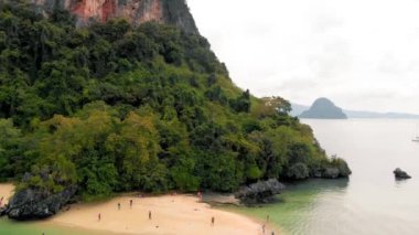 Phuket Adaları Takımadaları, Tayland. Bulutlu bir günde dağların, bitki örtüsünün ve okyanusun havadan görünüşü