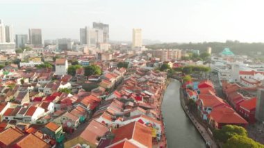 Melaka, Malezya. Günbatımında nehir boyundaki şehir evlerinin insansız hava görüntüsü, Malacca