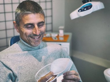 Beyaz bardak tutan bir adam..