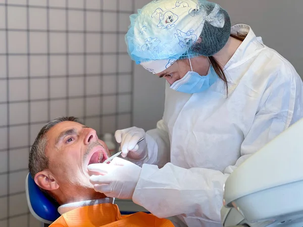 Médico Examinando Paciente Estúdio Dentista — Fotografia de Stock