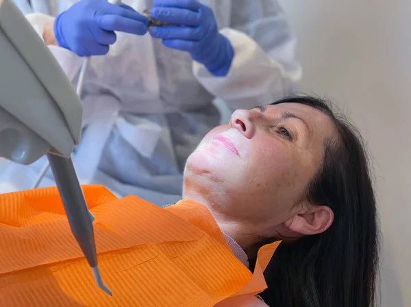 Mulher Estúdio Dentista Para Limpeza Dos Dentes — Fotografia de Stock