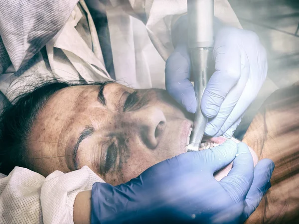 Kavkazský Pacient Vyšetřen Lékařem Dentistickém Studiu — Stock fotografie
