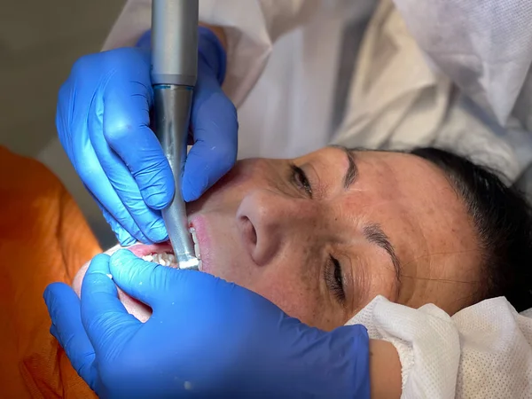 Uma Pessoa Deitada Estúdio Dentista — Fotografia de Stock