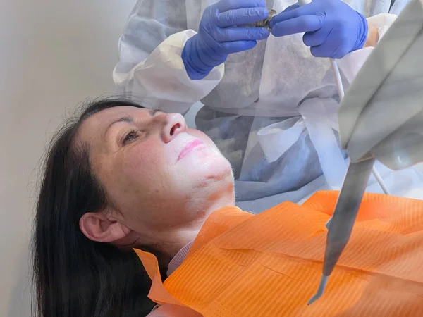 Doente Caucasiana Examinada Por Médico Sexo Feminino Estúdio Dentista — Fotografia de Stock