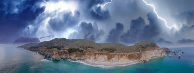 İHA 'dan Kaliforniya kıyı şeridi panoramik görüntüsü. Bixby Köprüsü Big Sur boyunca fırtına yaklaşıyor, ABD.