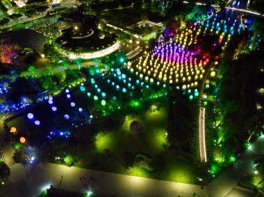 Singapur Marina Körfezi 'nde geceleyin insansız hava aracı bakış açısı. Gölde yanan yumurtalar..