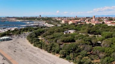 Livorno kıyı şeridinin muhteşem hava manzarası, Toskana. Yavaş çekim