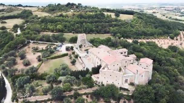 Circular aerial view of Bagno Vignoni, medieval town of Tuscany — Stock Video