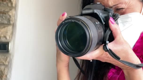 Kadın fotoğrafçı evin içini uzun objektifle tarıyor. — Stok video