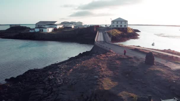 Borgarnes, poloostrov Snaefellsnes, Island. Letecký pohled z dronu při západu slunce. Zpomalený pohyb — Stock video