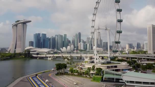 ŞARKI - 2 Ocak 2020 Singapur feribot tekerindeki havadan siluet. İHA 'dan gökdelenler görünümü — Stok video