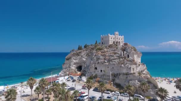 Tropea Sanctuary och kust, Kalabrien. Flygfoto under sommarsäsongen — Stockvideo