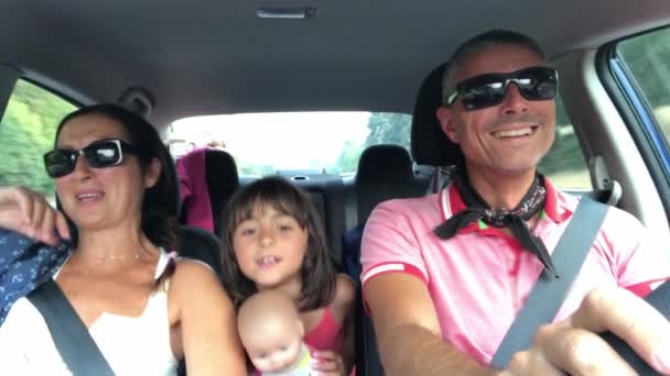 Mutlu aile seyahat ederken arabada şarkı söylüyor. Tatil ve seyahat kavramı — Stok video