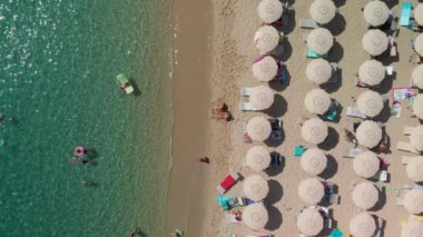 İtalya 'nın yaz mevsiminde Cavoli Sahili, Elba Adası' nın havadan inanılmaz manzarası. Yavaş çekim