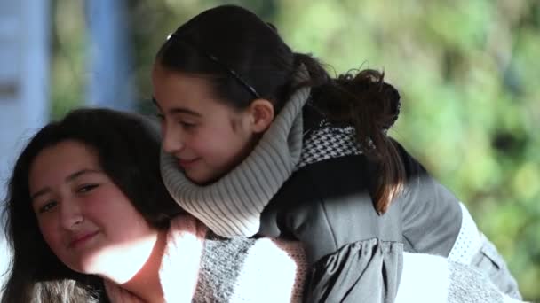 Dwie młode dziewczyny przyjaciół relaks na świeżym powietrzu — Wideo stockowe