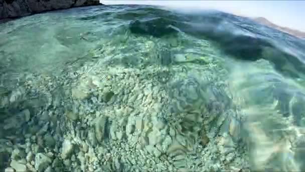 Mouvement lent des cailloux sous-marins dans le bel océan — Video