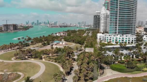 Fantastisk antenn utsikt över Miami Beach kusten från drönare på en solig dag, slow motion — Stockvideo