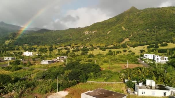 Belle colline dell'isola con arcobaleno al tramonto. Rallentatore — Video Stock